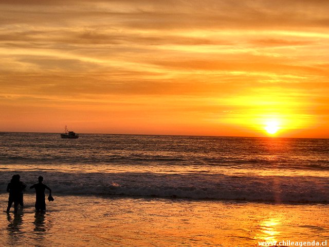 Puesta de sol en Playa Cavancha