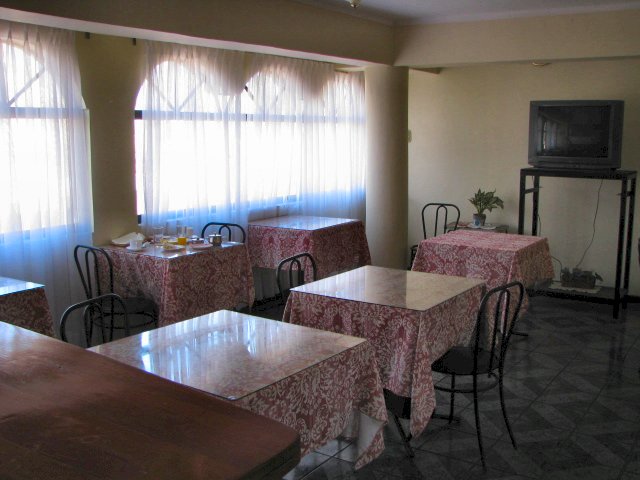 Hotel con cafetería y servicios de desayuno