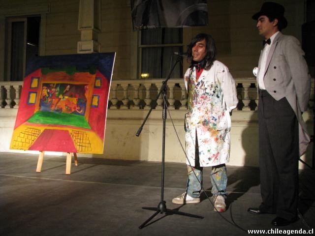 Pintor presentando su obra